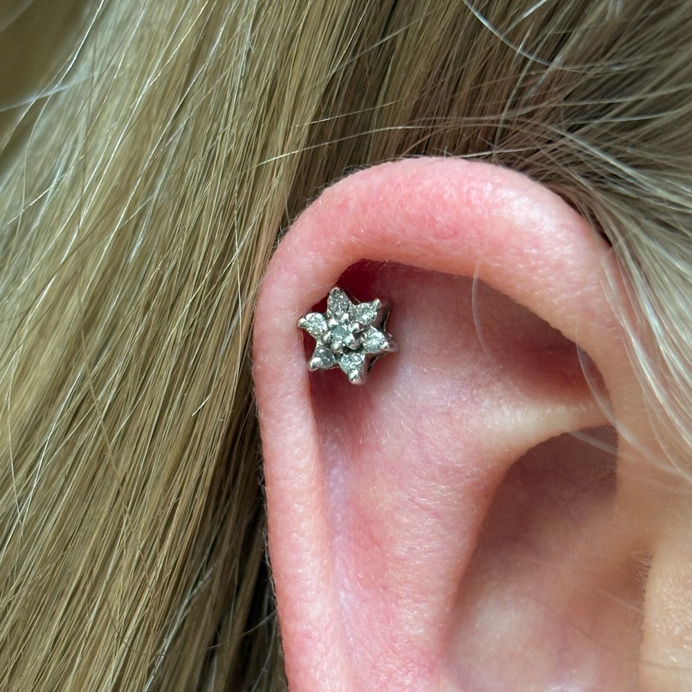 10k Diamond Flower Stud Single White Gold Earring - Picture 3 of 7